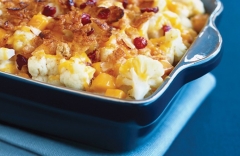 Cranberry Almond Crunch Cheesy Cauliflower au Gratin casserole in a blue pan.