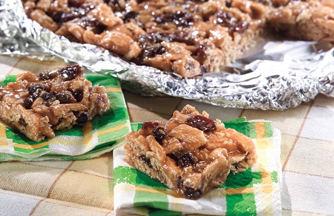 Shredded Wheat Grab ‘n Go Peanut Butter Bars on a green and yellow napkin.